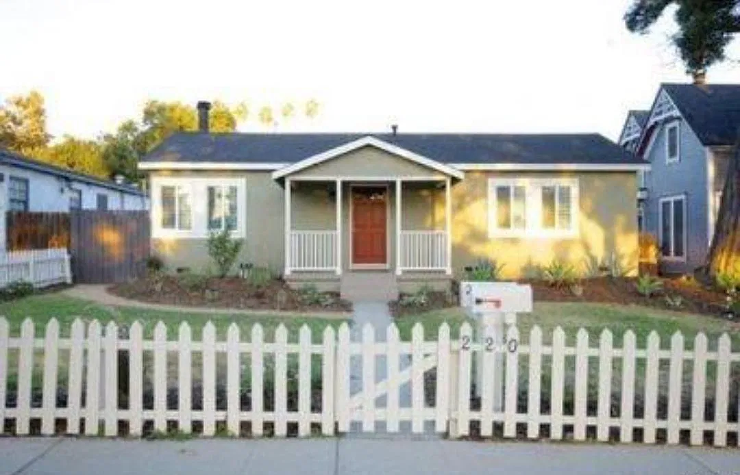 220 S Heliotrope Avenue — Photo 1