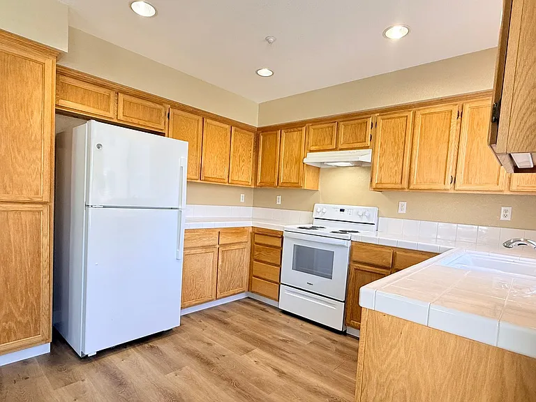 401 Skylark Ct — Photo 22