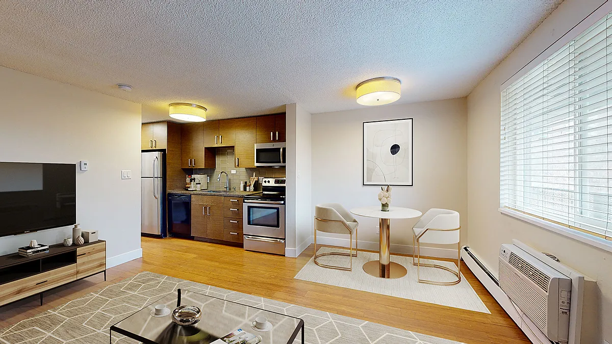 1202 Logan — Photo 2