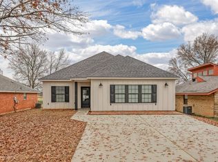 221 S Parkridge Dr, Benton, LA 71006