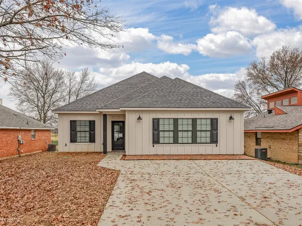 221 S Parkridge Dr, Benton, LA 71006