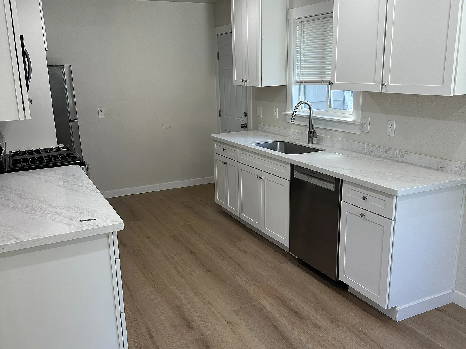 3 bed, 1050 sqft, $1,950 — Photo 2