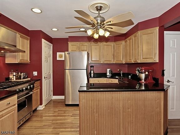 3rd image of 703 MARSHALL PLACE