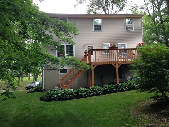 2 Story home w/level yard