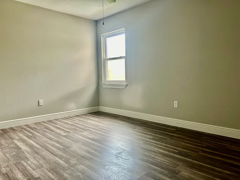 1028 Kingsway Dr W — Photo 11