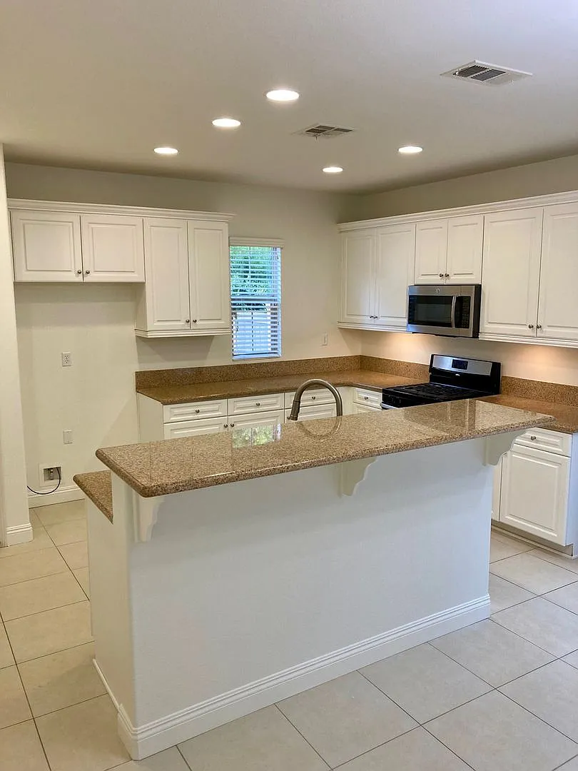 4 Bedroom Meticulously Kept Keepsake Rental — Photo 3