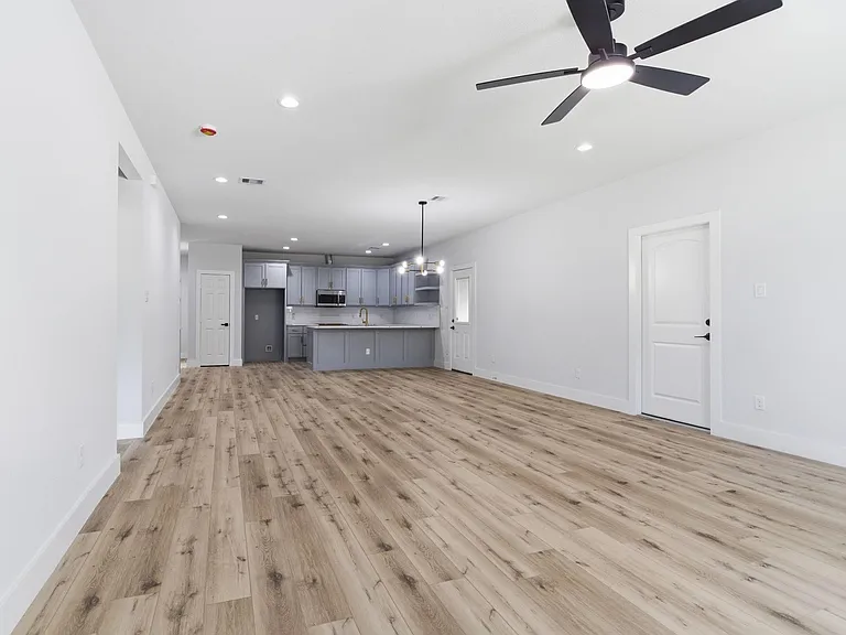 7040 Kinney St — Photo 8