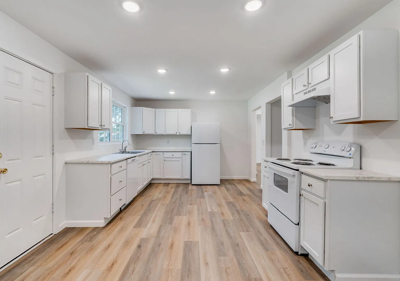 Spacious 4 Bedroom, 2.5 Bath Home with partial unfinished basement Prelease Today for 11/16/2026 ... — Photo 4