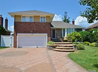 6 Sunbeam Rd, Syosset, NY 11791