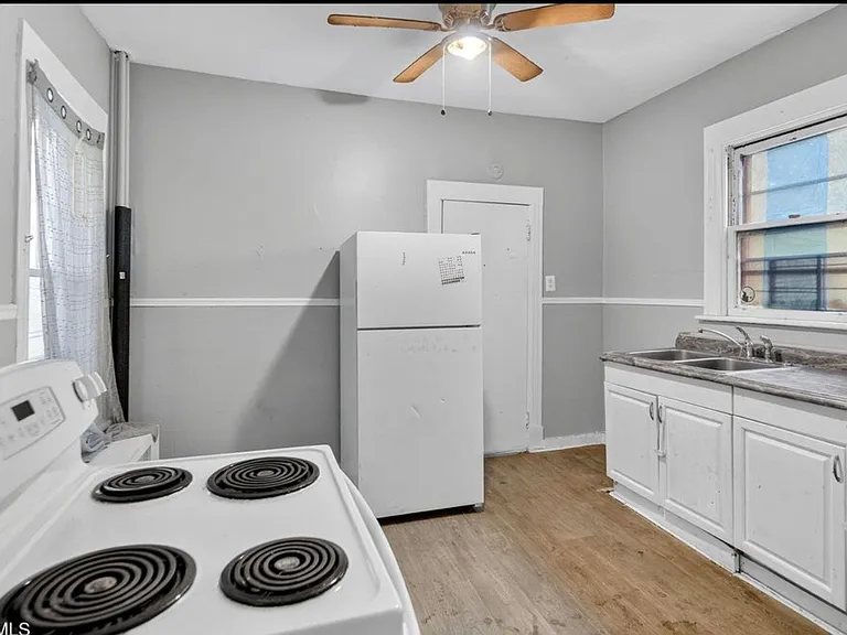 472 Hudson Ave #1 — Photo 4