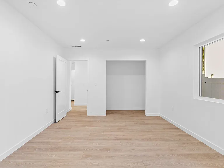 6842 Cedros Ave — Photo 22