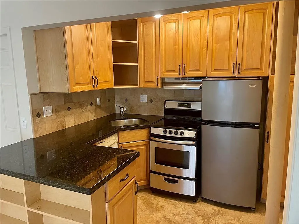 Building Photo - 2917 NE 33rd Ave #3A