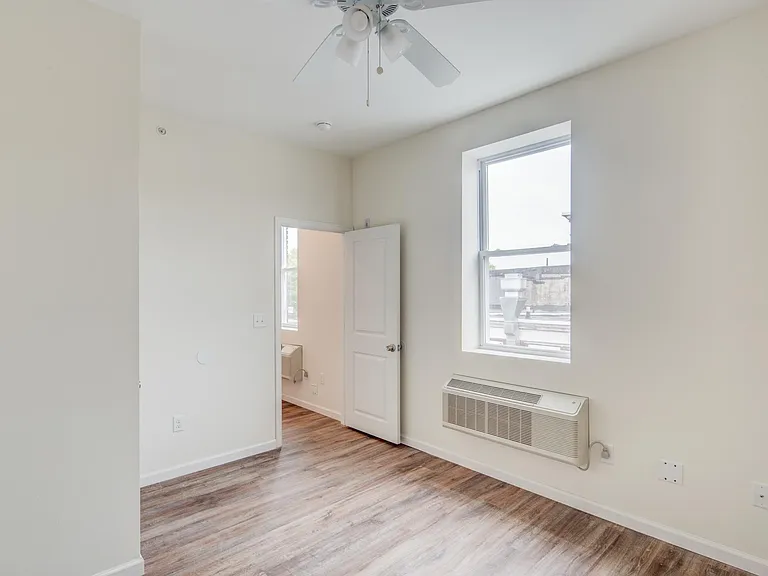 317 N 52nd St #12 — Photo 4