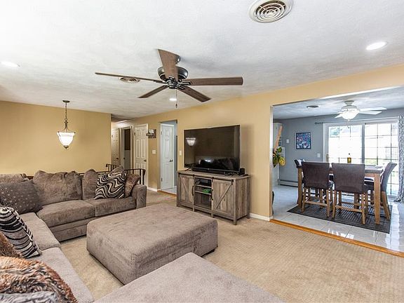 5th image of 8 Carol Ann Dr