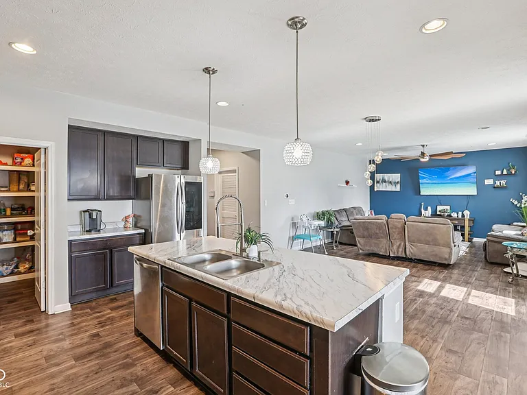 6673 Laurelwood Dr — Photo 18
