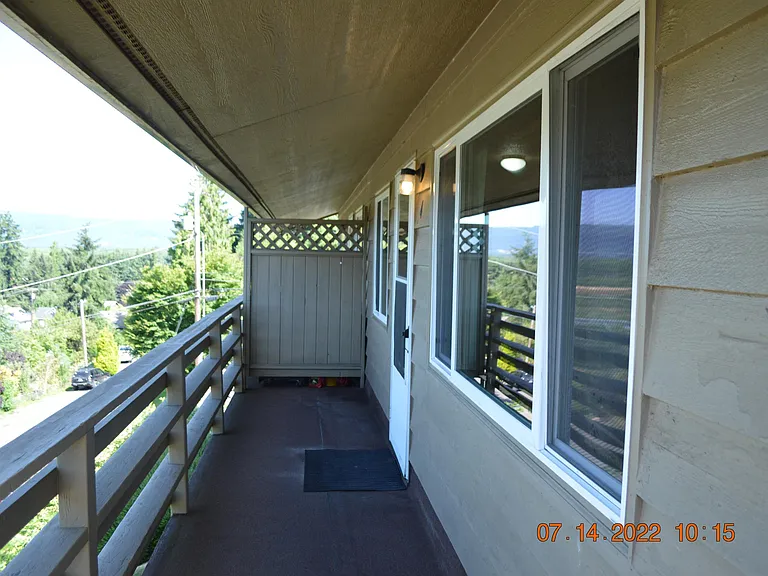 725 NW Pine St — Photo 1