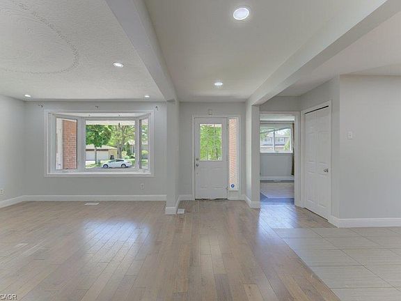 5th image of 80 Lower Canada Cres