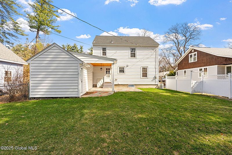 5th image of 14 Fernbank Avenue