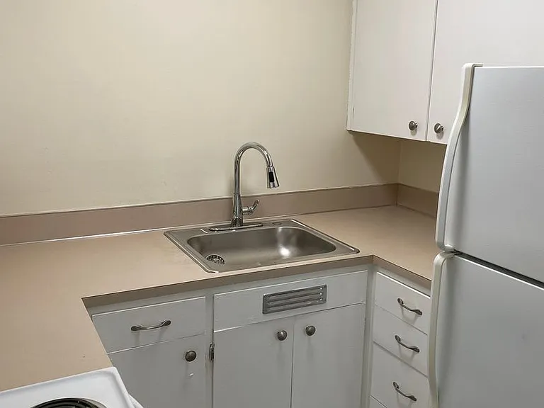 C2402 - Maple Court Apartments — Photo 42