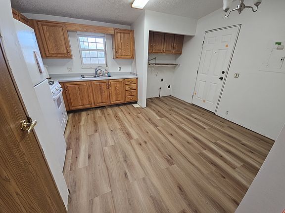 4th image of 147 Forrest St