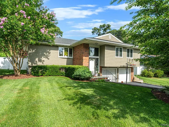 22 Caddy Place, Rocky Point, NY 11778