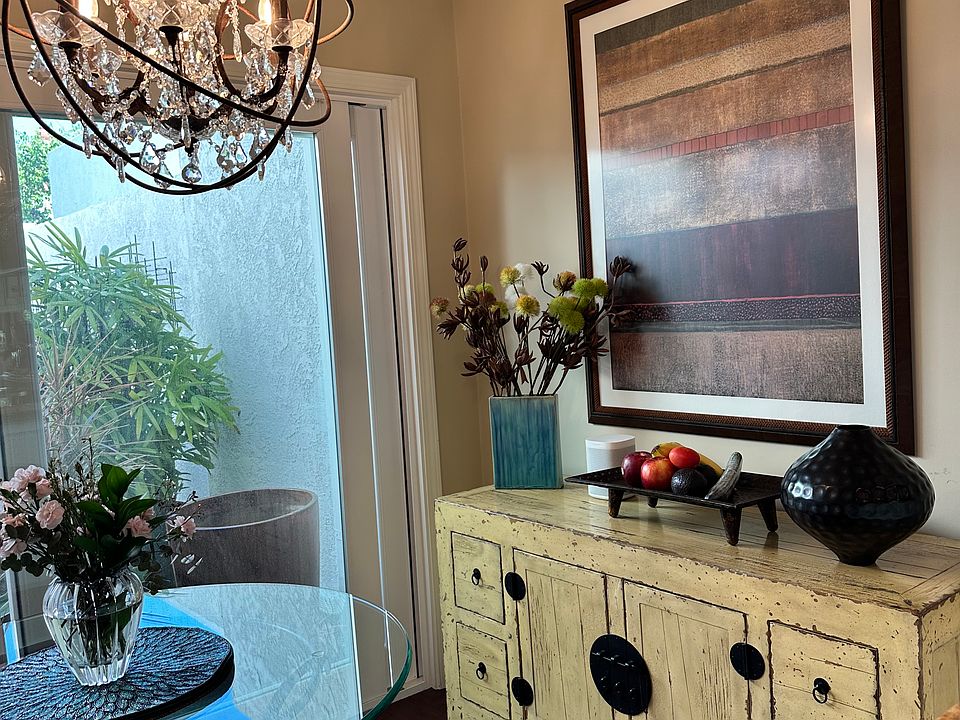 Breakfast area with front courtyard access & view