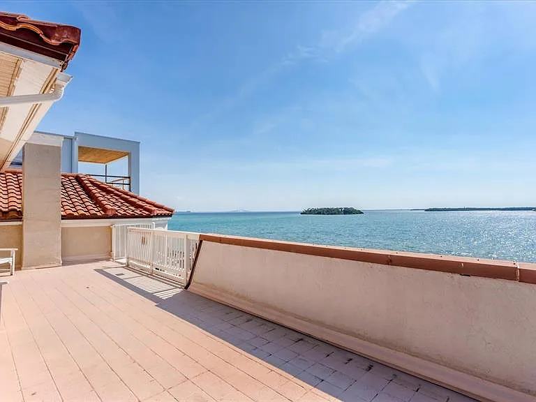 120 Sands Point Dr — Photo 32