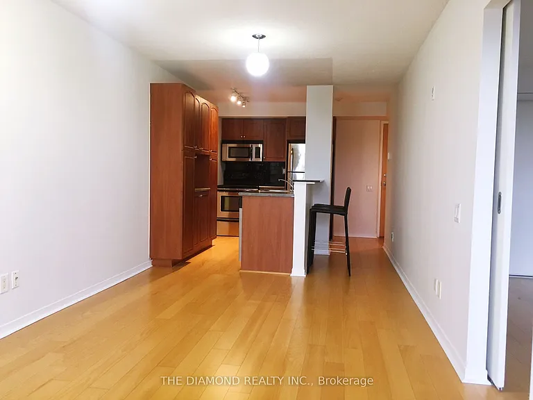 1040 The Queensway #406 — Photo 2