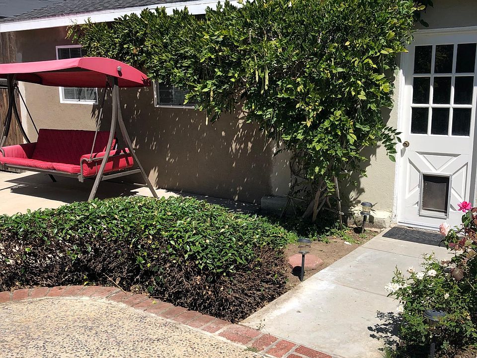 Entrance access down driveway into backyard