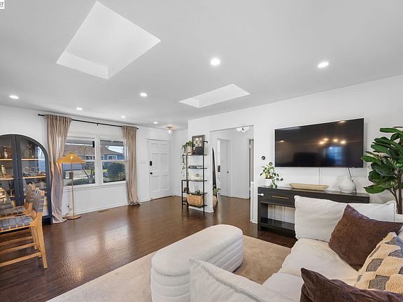 4th image of 2672 Watson St