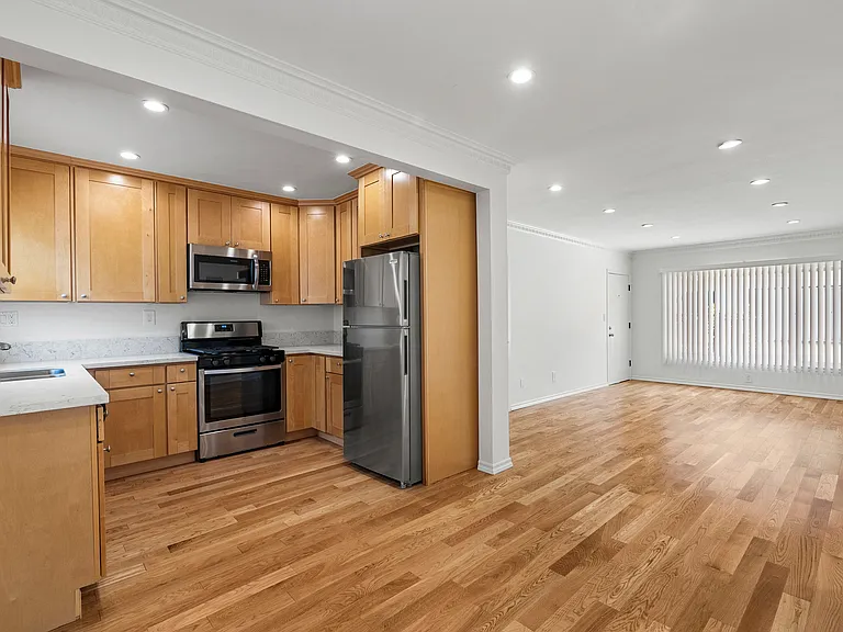 1233 N Harper Ave #5 — Photo 1