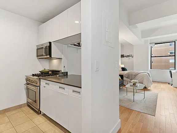 5th image of 99 John St APT 904