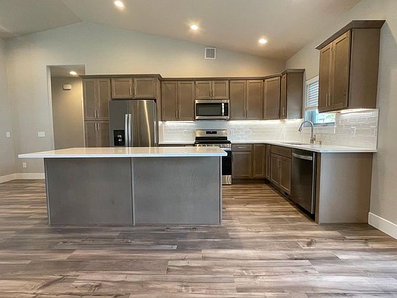 3rd image of 3343 Pipestone Dr