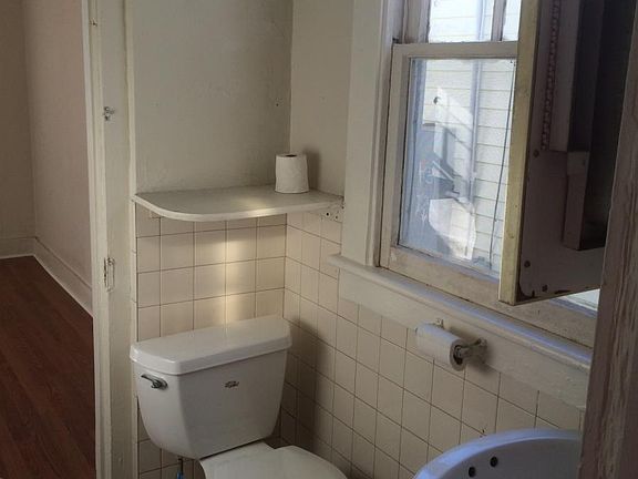 2nd image of 864 W 42nd St