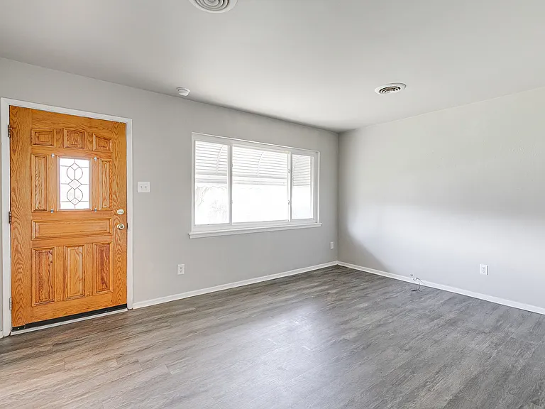 2106 Wood St — Photo 2