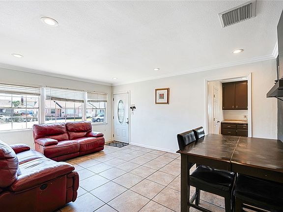 3rd image of 10527 Angell St