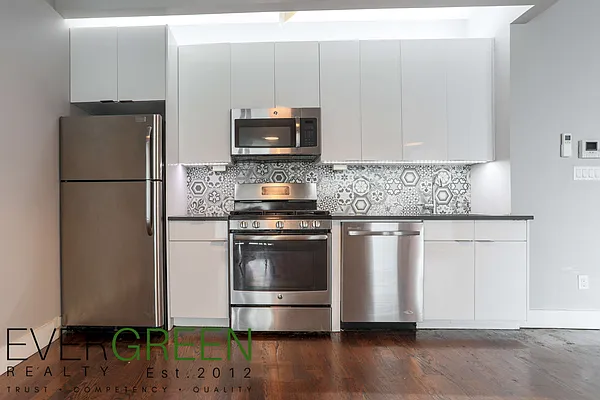 Rented by Evergreen Apartments BK | media 2