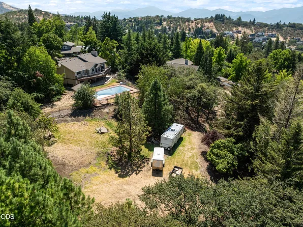 1459 Highcrest Dr, Medford, OR 97504