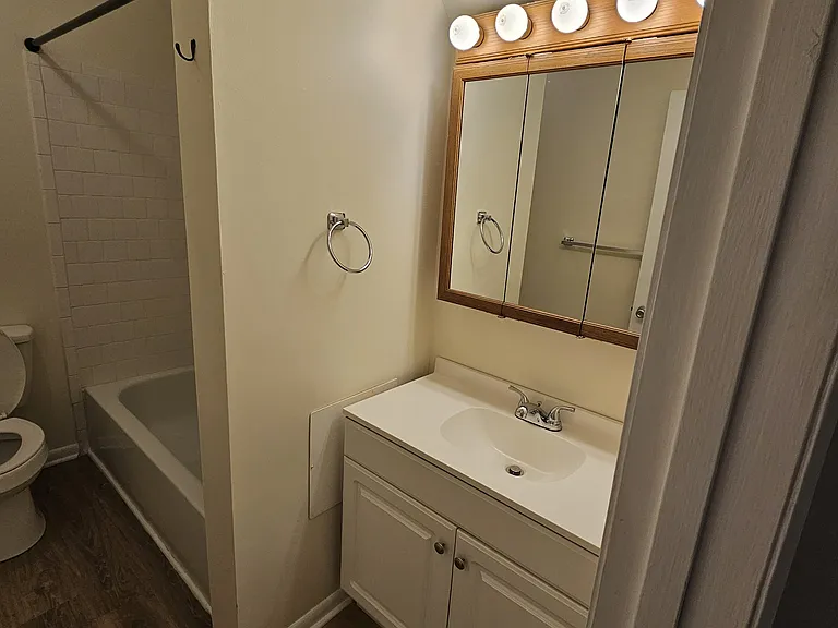 Full bathroom on 2nd level