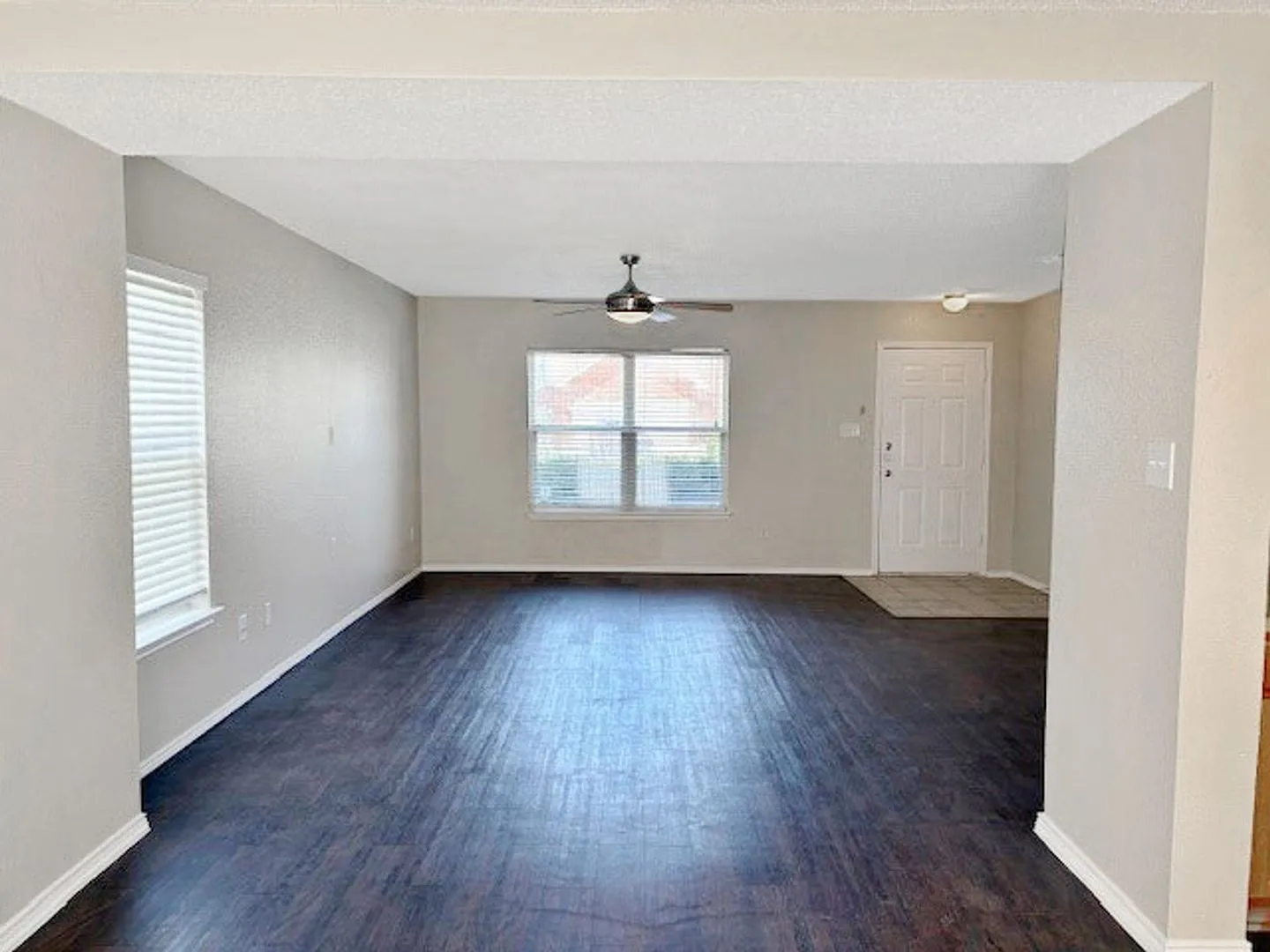 Large 2 story home with easy access to 820 and 30! — Photo 4