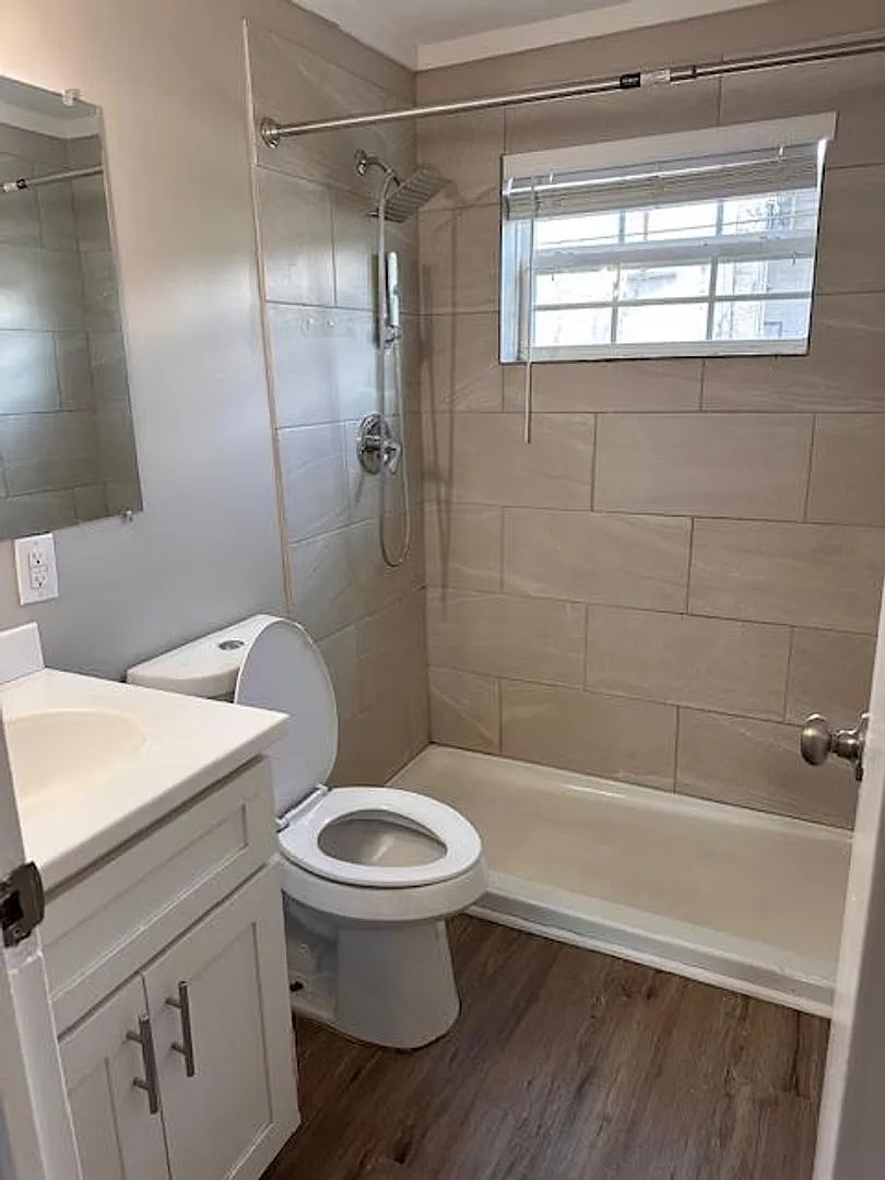 Country Club Apartments — Photo 4