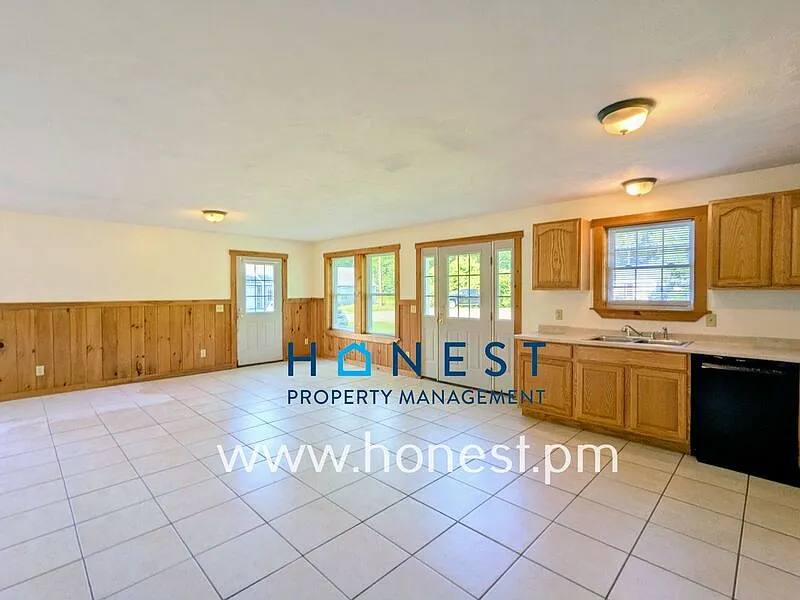 3 bed, 2.0 bath, 1344 sqft, $2,000 — Photo 3