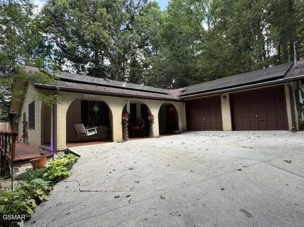 1633 Cardinal Dr, Gatlinburg, TN 37738