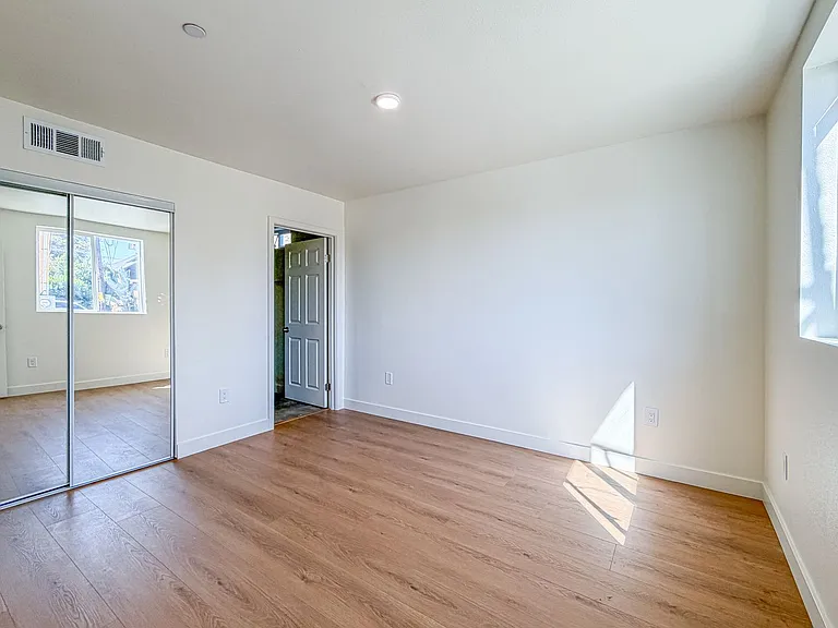 423 E 31st St — Photo 55