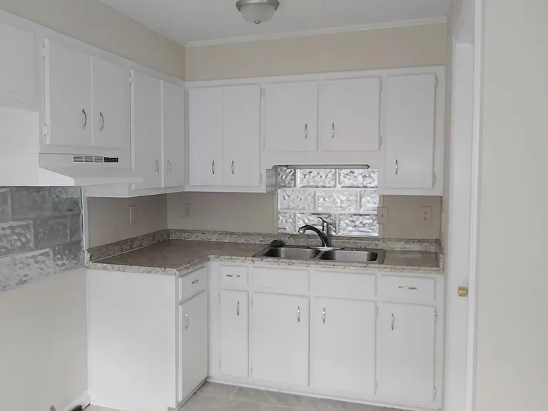 1610 Bryn Mawr Ave — Photo 2