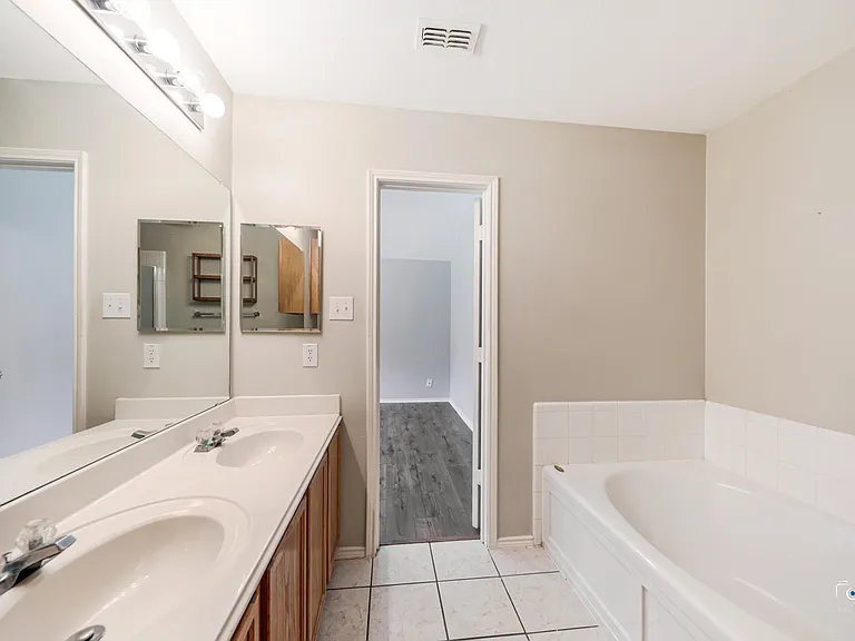 1637 Elm St — Photo 16