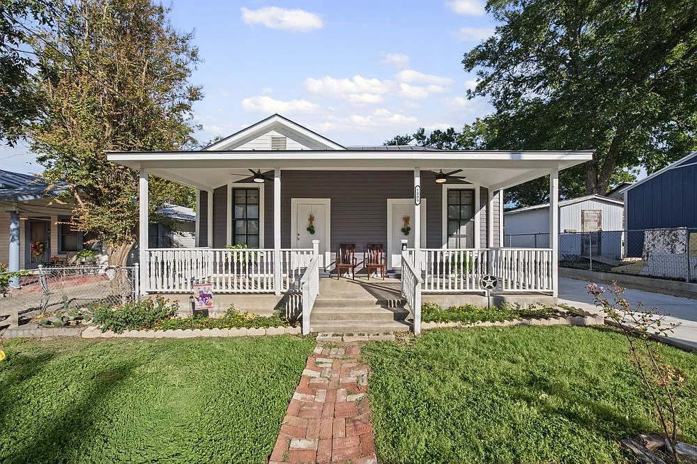 Charming 2-Bed Home with Private Patio, Fenced Yard & Modern Comforts 1008 N Mesquite St, San Ant... — Photo 1