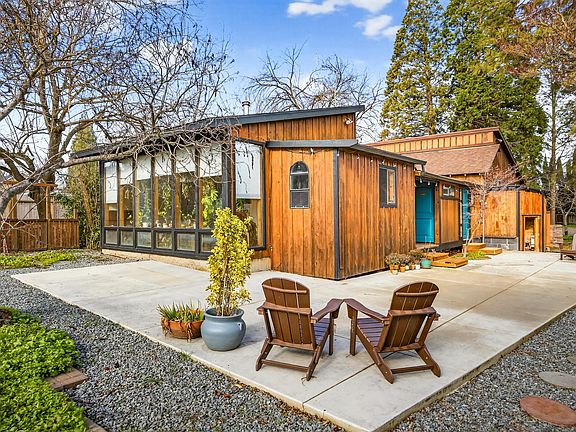 2nd image of 119 Madison St