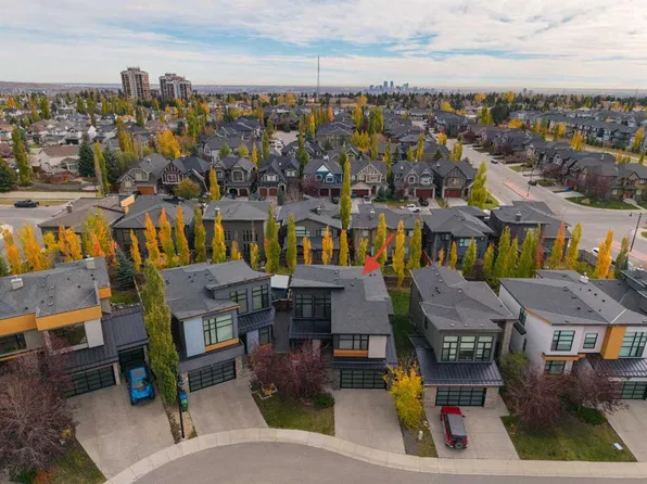 18 W Point Mews SW, Calgary, AB T3H 0X4