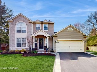 8 Rosewood Ct, Cary, IL 60013